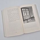 Seite 296: Text links, bespricht Humor und eine Frau. Rechts schwarz-weiß Foto von leerem Raum mit Tisch und Stühlen.