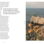Ein Text über Monets Einfluss und seine Kunst, daneben eine Küstenfotografie mit Klippen und orange-gelben Blumen im Vordergrund.