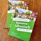 „KAUDERWELSCH Kosovo-Albanisch Wort für Wort“. Bild von zwei Büchern auf einem Holztisch.