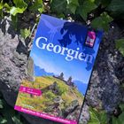 "Georgien", "Reiseführer für individuelles Entdecken", "mit 18 Wanderungen". Das Cover zeigt Landschaft mit Kirche.