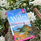 Reiseführer "Wales" von Reise Know-How. Das Cover zeigt einen Leuchtturm auf einer grünen Küste.