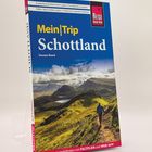 Mein Trip Schottland. Reise Know-How. Berglandschaft mit Wanderer auf grünem Pfad.