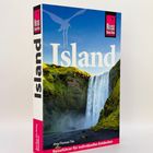 „Island: Reiseführer für individuelles Entdecken“ von Jörg-Thomas Titz. Abgebildet ist ein Wasserfall in grüner Landschaft.