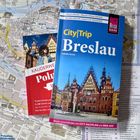 Covertext: "CityTrip Breslau" von Izabella Gawin. Zwei Reiseführer auf einer Breslau-Karte.