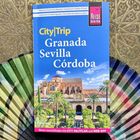 Reise Know-How CityTrip: Granada, Sevilla, Córdoba. Maurische Pracht, Flamenco. Ein Fächer als Hintergrund.
