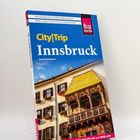 „City|Trip Innsbruck“ von Sven Eisermann. Foto eines traditionellen Gebäudes mit goldenem Dach.