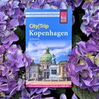 Cover eines Reiseführers "City|Trip Kopenhagen". Im Hintergrund eine Kirche. Umgeben von lila Hortensien.