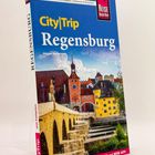 Reiseführer „City|Trip Regensburg“ von Jürgen Bergmann; zeigt eine Brücke zur Altstadt mit Türmen unter blauem Himmel.