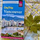 Buchcover mit dem Text: "City|Trip Vancouver mit Victoria" auf einer Landkarte, darauf ein Ahornblatt.