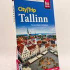 Reiseführer: "CityTrip Tallinn". Foto der Altstadt von Tallinn mit roten Dächern und einem Kirchturm.
