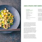 Text: ASIA-PASTA MIT SHIITAKE. Rezept für 2 Personen. Zutaten: Shiitake, Pak-Choi, Paprika, Tofu. Bild: Nudelgericht auf schwarzem Teller.