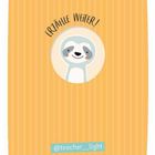 „ERZÄHLE WEITER!“ steht über einem fröhlichen Faultier auf orange gestreiftem Hintergrund. Darunter: „@teacher__light“.