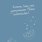 „Komm, lass uns gemeinsam Pläne schmieden!“ Vor blauem Hintergrund mit Zitronenscheiben-Illustrationen.