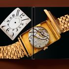 Text: "Patek Philippe & Co, Geneva, Switzerland". Eine goldene Uhr mit geöffnetem Gehäuse und sichtbarem Uhrwerk.