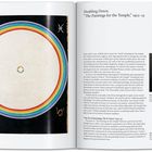 Links: Ringartige, farbenfrohe Illustration mit astrologischen Symbolen. Rechts: Text über Hilma af Klints Arbeiten.