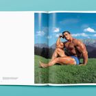 Text: "Twenty-year-old Arnold in the bucolic countryside." Ein muskulöser Mann sitzt in blauer Badehose auf einer Wiese.