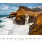 „Wasserfall Múlafossur auf den Färöer-Inseln“. Küste mit Wasserfall, raue See, steile Klippen und winterliche Landschaft.