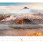 09, Kalendermonat September. Vulkanlandschaft mit Bergen und Nebel im Vordergrund, warmes Licht und weite Aussicht.