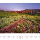 Kalenderblatt September 2023, Bild: Weg durch üppige Landschaft, Berge im Hintergrund, violett-goldener Himmel.