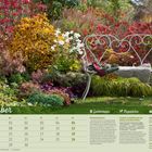 "September", Kalender mit Gartentipps, Rezeptidee für scharfen Kartoffelsalat und Saisonkalender. Foto: Bunte Herbstpflanzen, weiße Bank.