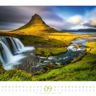 09 September Kalender. Bild von Kirkjufell und Wasserfall in Island mit dramatischem Himmel und Landschaft.