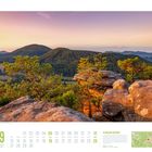 09 2027. Blick ins Elbsandsteingebirge. Kalenderseite mit Panorama der bewaldeten Hügel, große Felsen im Vordergrund.