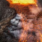 09, Kalenderdaten daneben. Vulkan mit fließender Lava und aufsteigendem Rauch bei Sonnenuntergang.