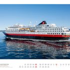 09 HURTIGRUTEN. Schiff auf ruhigem Meer, blauer Himmel. Kalender unten (Mo-So), September. Großes Schiff, rot-weiß.