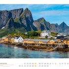 09 NORWEGEN. 
Fischerhütten am Wasser vor steilen Bergen. 
Klare, blaue Himmel. 
Bunte Gebäude auf Stelzen.