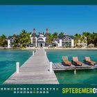 Kalenderdesign mit "SPTEBEMER 09" unten rechts. Ein Steg führt zu einem eleganten weißen Gebäude am Strand.
