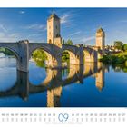 Kalenderseite September, Pont Valentré in Cahors mit blauem Himmel und Fluss, reflektiert im Wasser.
