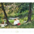 09. Zwei Personen sitzen in einer grünen Landschaft am Fluss; Bäume umgeben die Szene.