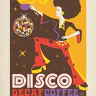 „DISCO DECAF COFFEE“ in bunter, retro Schrift. Eine Frau tanzt mit Afro, Tasse und Disco-Kugel in einer farbenfrohen Illustration.