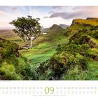 Text: "Felsenlandschaft Quiraing auf der Isle of Skye - Schottland - Großbritannien." Ein Baum in einer grünen Hügellandschaft.