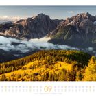 09. Blick vom Strudelkopf (2307 m) auf die Lienzer Dolomiten. Text: Österreich. Berglandschaft mit Wolken und Bäumen.