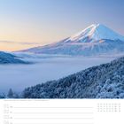 Februar-Kalenderseite mit Schneebedecktem Vulkan Fuji und winterlicher Landschaft.
