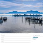 05. Woche, Februar 2027. See mit Bergen im Hintergrund, Boote und Steg im Vordergrund. Kalenderansicht am unteren Rand.