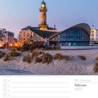 05. Woche, Februar 2027. Blick auf einen Leuchtturm und moderne Gebäude hinter Dünen im Abendlicht.