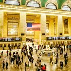 Kalenderseite mit Monat September. Menschen in einer großen Halle, darüber grünes Deckengewölbe. US-Flagge hängt zentral.