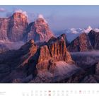 09, Blick auf die Lagazuoi (2835 m) – Dolomiten, Italien. Majestätische Berge bei Sonnenuntergang, umgeben von Wolken.