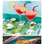 Wegweiser zeigt Entfernungen zu Städten wie Hong Kong und Tokio. Bunte Häuser, Palmen, Getränke, ein Kalenderblatt.