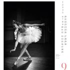 Zahlen 1–30 und 9 in groß. Tänzerin im weißen Tutu, elegant posierend im Studio. Schwarz-weiß Fotografie.