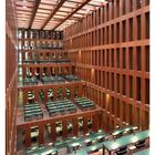 08 FEBRUAR, Kalender. Lesesäle in einem Gebäude mit Holzverkleidung und großen Tischen, mehrstöckig und offen gestaltet.