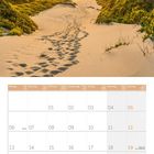 Text: "Montag, Dienstag, Mittwoch, Donnerstag, Freitag, Samstag, Sonntag", "09 2027". Sanddünenlandschaft bei Sonnenuntergang.