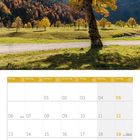 Kalender: September 2027. Bild: Ein Baum im Herbst, mit gelben Blättern in einer sonnigen Berglandschaft.