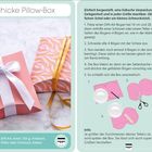 Anleitung zur Herstellung einer Pillow-Box. Zwei Geschenkschachteln mit Schleifen, eine rosa-weiß, die andere gold-pink.