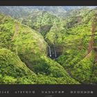 Kalenderseite für September. Eine grüne, bewaldete Landschaft mit Wasserfällen in einer Bergschlucht.