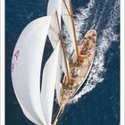 9 2027. Kalender mit Bild eines eleganten Segelbootes auf blauem Meer, aus der Vogelperspektive fotografiert.