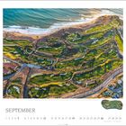 "SEPTEMBER" mit Kalenderdaten darunter. Luftaufnahme eines Golfplatzes an der Küste mit grünen Fairways und umliegendem Ozean.