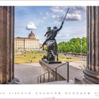 9, Humboldt Forum, Lustgarten, Berlin-Mitte. Statue eines Reiters mit Speer, im Hintergrund historisches Gebäude und Park.